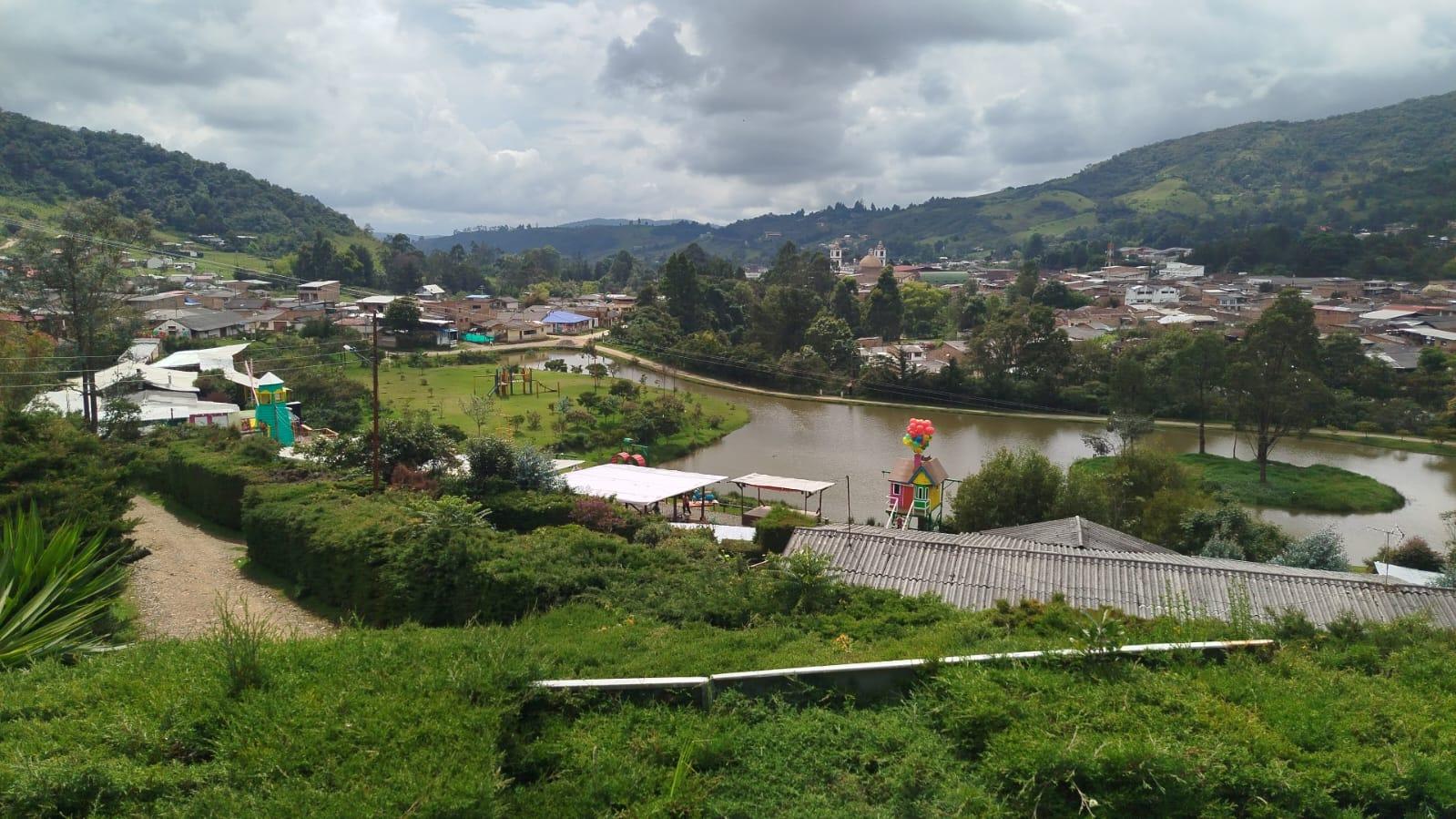 Ingenieros agrónomos realizando asistencia técnica